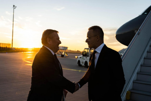 Szijjártó külön repült Orbán után Berlinbe