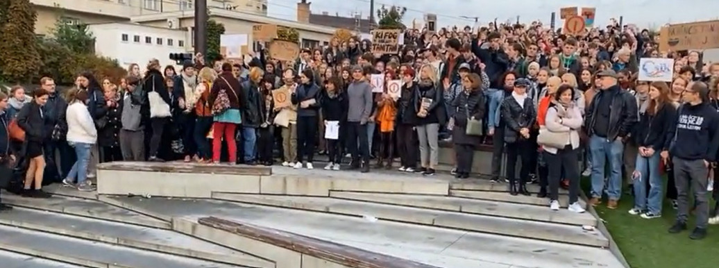 Országszerte tiltakoznak a tanárok és a diákok