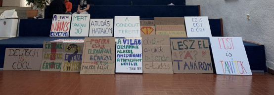 Több százan tiltakoztak a pedagógusokért Pécsen