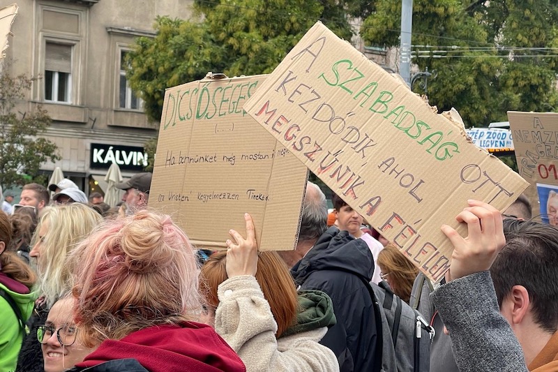 Transzparens a 2022.10.23-i tüntetésen