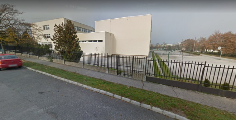 A szankciókra hivatkozva költöztetnek egy épületbe két iskolát Veszprémben