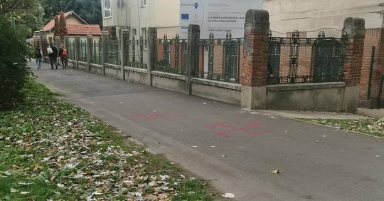 Horogkereszteket festettek a szegedi gyermekklinika elé