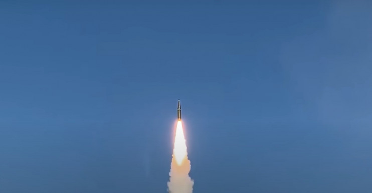 Egy Ukrajna fölött lelőtt orosz rakéta roncsdarabja egy moldovai faluban zuhant le