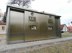 Rezsiárak: bezárt Cegléd nyilvános WC-je is