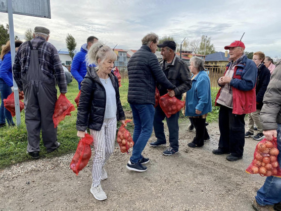 A csepeli fideszes ingyenkrumpli mutatja a szegénységet