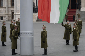 Juhász: Hiába a mézesmadzag, a magyar fiatalok nem akarnak elmenni katonának