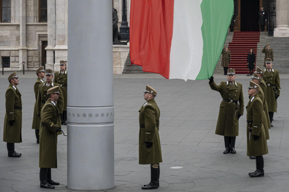 Juhász: Hiába a mézesmadzag, a magyar fiatalok nem akarnak elmenni katonának