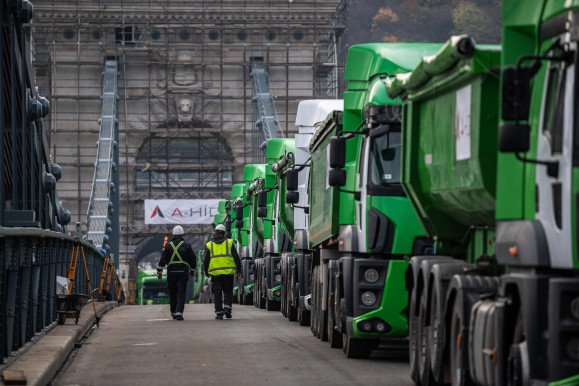 Teherautókkal tesztelték a Lánchíd teherbírását