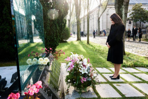 Novák Katalin Párizsban rótta le kegyeletét az Air France-katasztrófa magyar áldozatai előtt