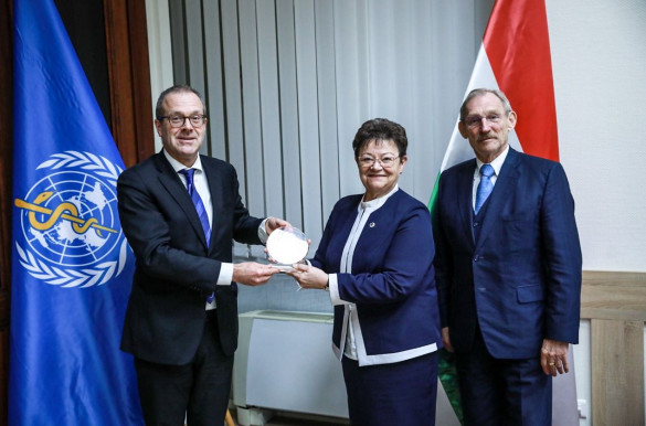 Kökény Mihály: Müller Cecília nem kitüntetést, hanem a köszönet jeleként emlékplakettet kapott a WHO-tól