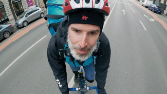 Otthagyta az igazgatói állását, inkább biciklis futár lett