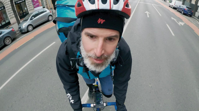 Otthagyta az igazgatói állását, inkább biciklis futár lett