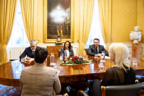 A Háttér is arra kéri Novákot, ne írjon alá melegellenes törvényeket