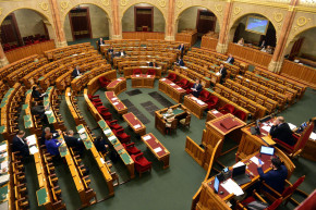 Egész éjjel obstruáltak az ellenzéki képviselők