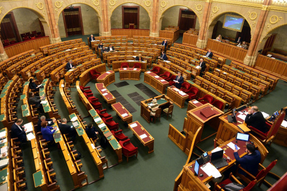 Egész éjjel obstruáltak az ellenzéki képviselők