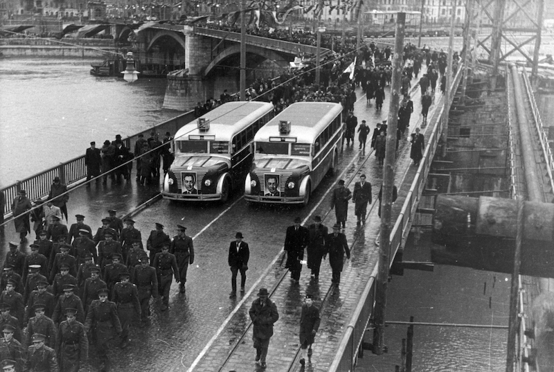 A fél szélességében újjáépített Margit híd, az 1947. november 16-i átadáson résztvevők a Margit-sziget közelében.