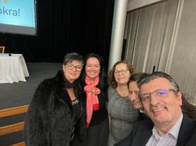 Fideszesekkel fotózkodik a gazdagon jutalmazott volt tankerületi vezető 