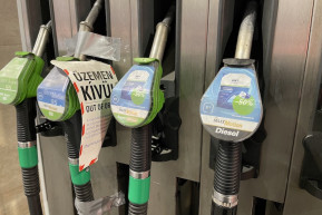 Újra kapnak benzint a Moltól a kis kutak, de nagyon nem eleget