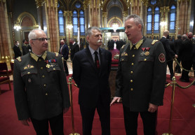 Kövér őrsége drága ruhákat kap: 90 ezer az esőkabát