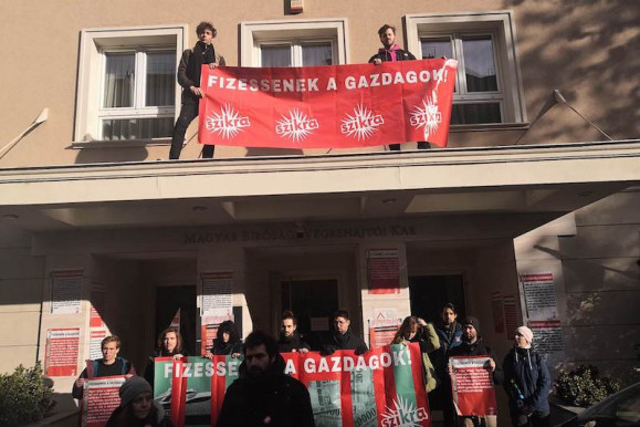 Most a végrehajtóknál tüntetnek Jámborék