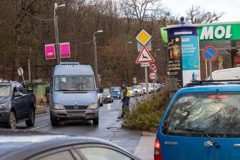 Akkora a benzinkáosz, hogy Budán rendészeket vezényeltek a kutakhoz 