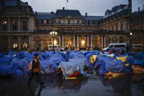 A menekülteket Orbán tereli át Ausztriába