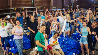 A szállító – csomagok százait vitte szegény családoknak az önkéntes