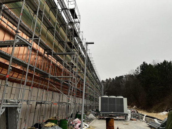 Hadházy: Méregdrága rézlemezzel burkolja a raktárat az erdő szélén Mészáros Lőrinc fia 