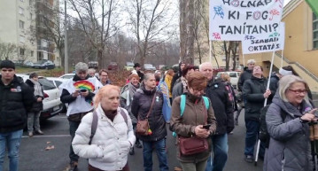 Elindult a pedagógusok menete Miskolcról