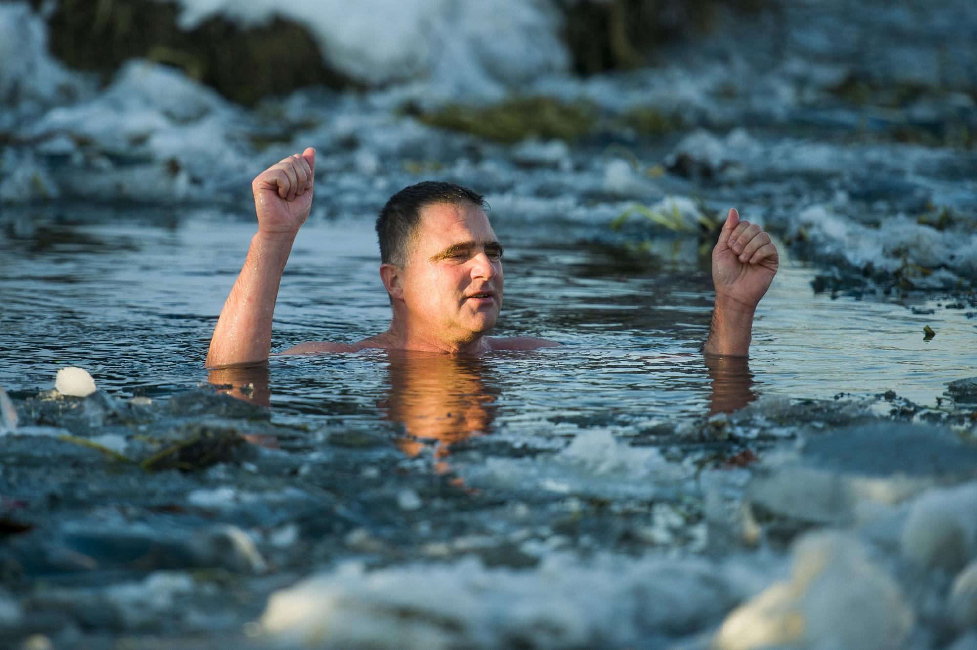 Schirilla György a jeges Zagyva folyóban 