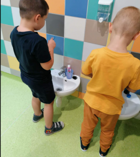 Térdepelve, ülve kénytelenek kezet mosni az óvodások a félmilliárdból épült óvodában