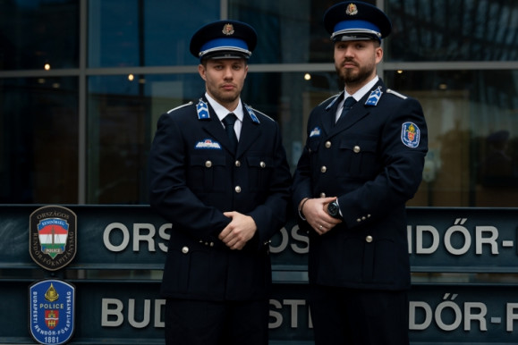 Dicséretet és jutalmat kapott a két rendőr, aki nem hagyta magát megvesztegetni
