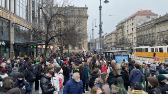 A diákok az Astoriánál tüntettek