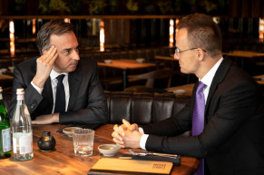 Szijjártó több tiszteletet követel a 