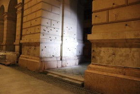 Kalapáccsal verte ki az egymilliót érő puskagolyókat az Agrárminisztérium falából Viktor és Csaba