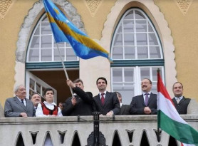 Bekérették a bukaresti magyar nagykövetet Németh Zsolt székelyzászlós posztja miatt