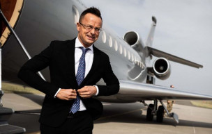 Menázsi: a DK-t is nagyon érdekelné, mit ettek-ittak Szijjártóék 5,5 millióért a honvédségi gépen