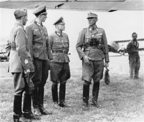 1943. május 22. Podgorica, Jugoszlávia. Balról jobbra: Escola Roncagli olasz parancsnok, Waldheim, Hans Herbert Macholtz német ezredes és Artur Phelps tábornok, a 7. SS-hadosztály parancsnoka.