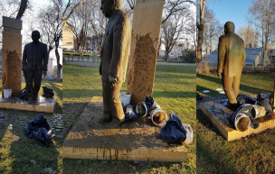 Sárral öntötték le Horn Gyula szobrát