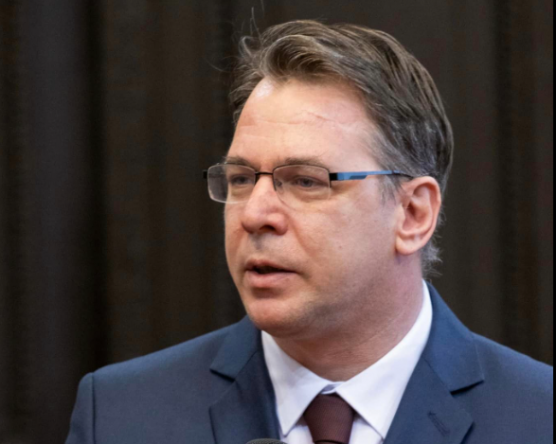 Rejtély Egerben: a városfejlesztő cégnél szőrén-szálán eltűnt Desirée, a közpénzből vett milliós kanapé