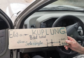 Elkaptak egy sofőrt, aki kartonlapról olvasta vezetés közben, hogy melyik a kuplung