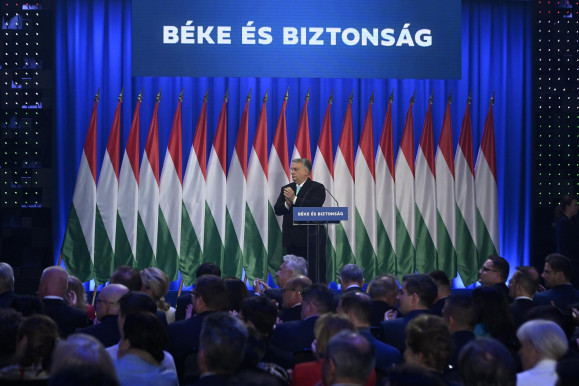 Orbán továbbra is szembe megy az EU-val