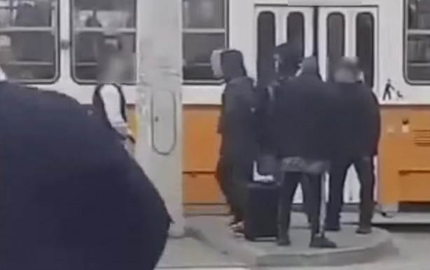 Egy villamosvezető vascsővel zavarta szét a balhézókat