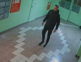 Videón a kőbányai szatír, akit a lányok kirugdostak a liftből