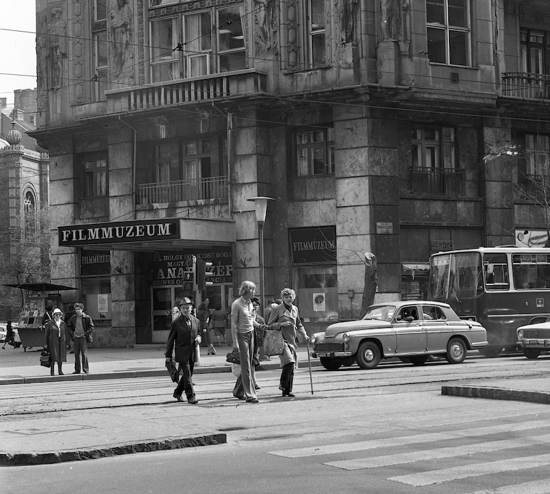 1976 Károly (Tanács) körút a Dohány utcai saroknál, szemben a Filmmúzeum.