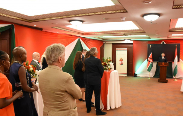 Kövér Kenyában beszélt a békepártiságról