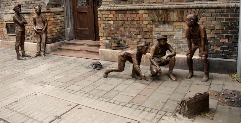 Pál utcai fiúk szoborcsoport, Budapest, VIII.ker., Práter utcai iskola előtt Szanyi Péter szobrászművész alkotása (2007)