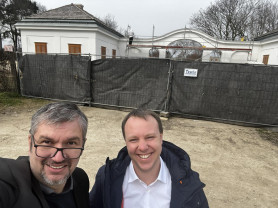 Hogy lásson ezer csodát: Hadházy a hatvanpusztai Orbán-kastélyhoz is elvitte Daniel Freundot 