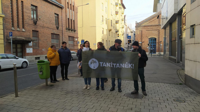 Tiltakozók, szolidárisok az első tanárperen