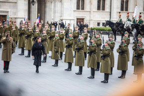 Felvonták a Kossuth téren a nemzeti lobogót